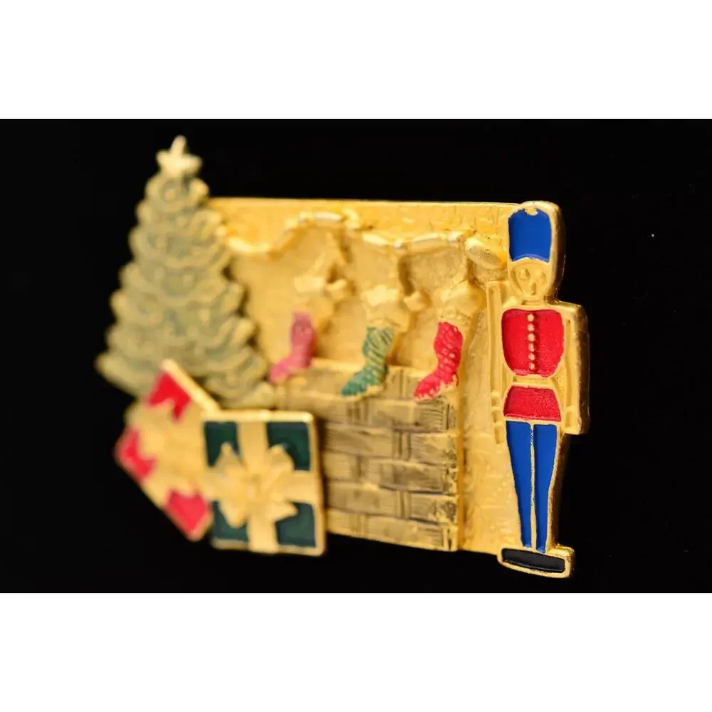 Vintage Christmas Scene Pin Brooch Fireplace Tree Stockings Brushed Gold BinAQ